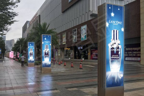 Why are outdoor advertising machines widely used in cities?